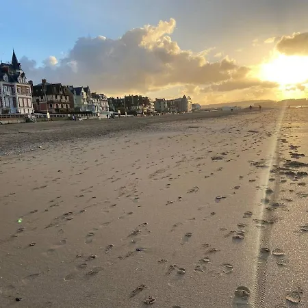 La En Toile De Fond! Trouville-sur-Mer