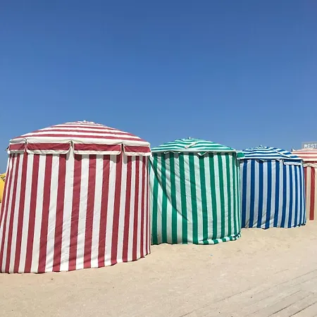 La En Toile De Fond! Trouville-sur-Mer